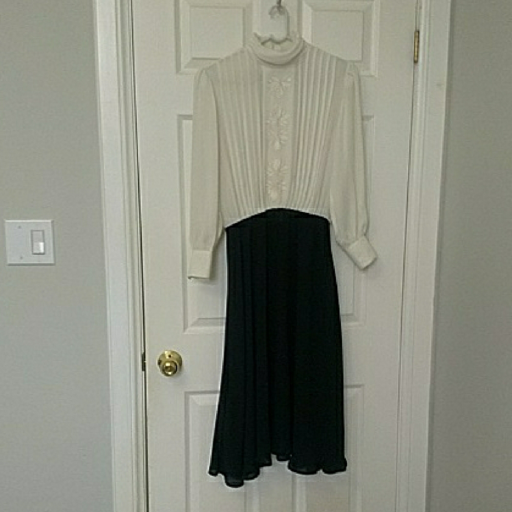 Chic Long Sleeve Black and White Dress